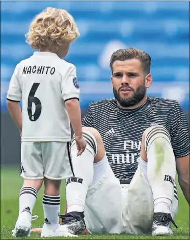  ??  ?? junto a su hijo Nachito, tras un partido de Liga en el Bernabéu.