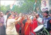  ?? MUJEEB FARUQUI/HT ?? ▪ Congress workers celebrate the party’s victory in the Chitrakoot assembly byelection on Sunday.