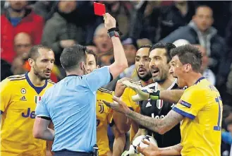  ?? FRANCISCO SECO/AP ?? Expulsão. Michael Oliver dá cartão vermelho a Buffon após ser xingado por dar o pênalti