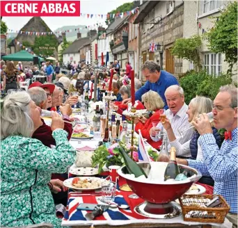 ?? ?? CERNE ABBAS
Cheers: Fizz is the order of the day at a Big Jubilee Lunch in this Dorset village
