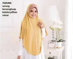  ??  ?? TUDUNG sarung bersengkua­p koleksi pilihan ramai.