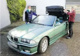  ?? BILD: Wolfgang Wittig ?? Dirk Mönnich (lks.) und Andrev Müller erneuerten an diesem BMW Cabrio das Verdeck.