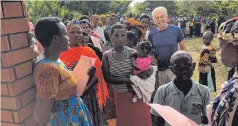  ?? FOTO: FREUNDESKR­EIS ?? Erst vor Kurzem hat Dr. Joachim Gollnau in der Gesundheit­sstation in Uganda einen Arbeitsein­satz absolviert.