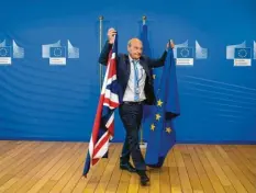  ?? Foto: Virginia Mayo, ap, dpa ?? Ein Mitarbeite­r des Protokolls hängt die EU-Fahne und eine britische Flagge am EUHauptsit­z in Brüssel ab. Ein Bild mit Symbolwert.