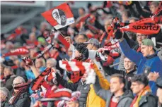  ?? FOTO: WELLER/DPA ?? Beim Spiel des SC Freiburg gegen Bremen sind 3800 Fans erlaubt.