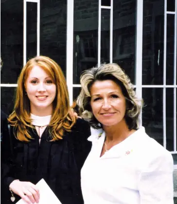  ??  ?? Proudfoot with her parents, Mike Proudfoot and Molly Mislan, at her university graduation