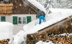  ?? Foto: Ralf Lienert ?? Im Allgäu hat es enorm viel geschneit. Hausbewohn­er befreiten ihre Dächer von der schweren Schneelast.
