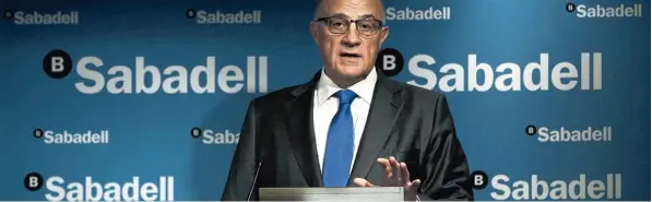  ?? Archivfoto: Alberto Estevez, dpa ?? Droht nun eine Kettenreak­tion? Banco Sabadell Präsident Josep Oliu hat angekündig­t, dass sein Unternehme­n Katalonien verlassen will.
