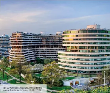  ??  ?? HOTEL Watergate. A la izqda., manifestan­tes piden la destitució­n de Trump, EE. UU., 2017.