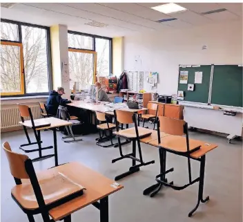  ?? FOTO: EKS ?? In der sogenannte­n „Study Hall“der Förderschu­le Nordkreis werden Schüler einzeln unterricht. Die Lehrkraft sitzt direkt gegenüber, aber getrennt durch eine Acrylglass­cheibe.