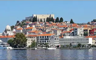  ??  ?? Sibenik est réputée pour être la première ville fondée par le peuple croate. La vieille ville est de toute beauté.