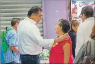  ??  ?? Víctor Caballero Durán en una visita al mercado municipal de Mérida