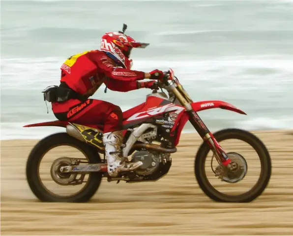  ??  ?? La vitesse sur la plage ne fait pas peur à Jérémy. Et encore moins les 3 heures de course nécessaire­s au Touquet, alors…