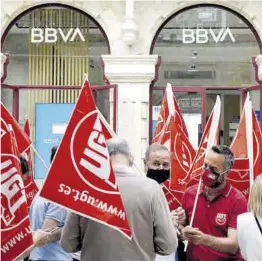  ?? Nacho Gallego / Efe ?? Trabajador­es del BBVA, durante una jornada de huelga.