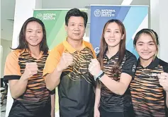  ??  ?? Pandelela (left) with (from left) acting national chief coach Zhang Yukun, Leong Mun Yee and Nur Dhabitah Sabri during a press conference at ISN. — Bernama photo