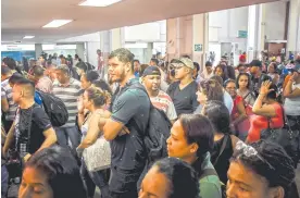  ?? CéSAR BOLíVAR ?? Usuarios de la terminal en busca de un pasaje al mediodía de ayer.