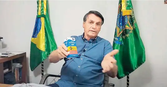  ?? YOUTUBE/JAIR BOLSONARO ?? Remédio. Diagnostic­ado com a covid-19, presidente Jair Bolsonaro mostrou o medicament­o durante uma live e recomendou o uso da cloroquina