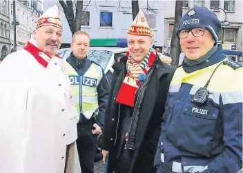  ?? FOTO: EPPINGER ?? Marcus Gottschalk (Mitte) 2017 vor dem Einzug des Dreigestir­ns in seine Hofburg im Gespräch mit Polizisten.