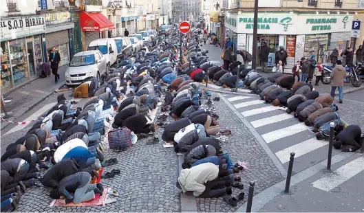  ?? REUTERS ?? Rezo por vos. Plegaria de musulmanes en las calles de París en enero de 2015 por el ataque a la revista satírica “Charlie Hebdo”.