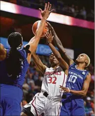  ?? Sean D. Elliot / Associated Press ?? Connecticu­t Sun guard Courtney Williams (10) blocks a shot attempt by Washington Mystics guard Shatori Walker-Kimbrough as Sun center Brionna Jones, left, helps on defense Sunday.