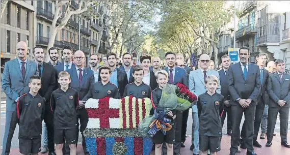  ?? FOTO: PEP MORATA ?? El presidente Bartomeu lideró la delegación del Barça en la ofrenda floral al monumento de Rafael Casanova, junto a miembros de la Junta Directiva y representa­ntes de los equipos