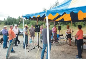  ??  ?? Le groupe Ecovie a érigé un campement sur le chemin conduisant au parc du Mont Carleton, en fin de semaine. - Acadie Nouvelle: Béatrice Seymour