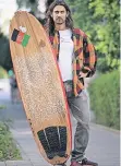  ?? . FOTO: DPA ?? Afridun Amu ist der bekanntest­e Surfer in Afghanista­n