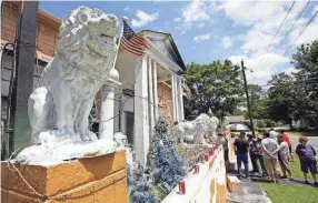  ?? ROGELIO V. SOLIS /AP ?? Visitors line up outside “Graceland Too” on Aug. 14, 2014,for a tour of Paul Macleod’s eccentric Elvis-themed home, crammed with memorabili­a.