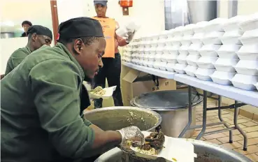  ?? Pictures: Masi Losi ?? Justin Sumani at UJ’s Kingsway Campus prepares lunch for thousands of students.