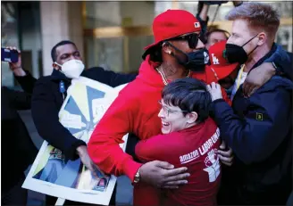  ?? EDUARDO MUNOZ ALVAREZ — THE ASSOCIATED PRESS FILE ?? Staten Island-based Amazon.com Inc distributi­on center union organizer Chris Smalls, center, in the red hat, celebrates with union members last Friday after getting the voting results to unionize workers at the Amazon warehouse on Staten Island, in New York.