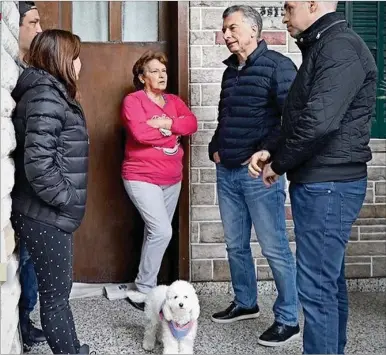  ??  ??                                        Las camperas Uniqlo fueron la vedette del último timbreo. La usaron Luis Caputo y Gustavo Posse (arr.) y el presidente Mauricio Macri (der). Horacio Rodriguez Larreta se desmarcó de la moda.