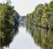  ??  ?? Ganz ruhig liegt die Wertach bei Bobingen da. Nicht einmal ein Angler verirrt sich am Wandertag an den Fluss.