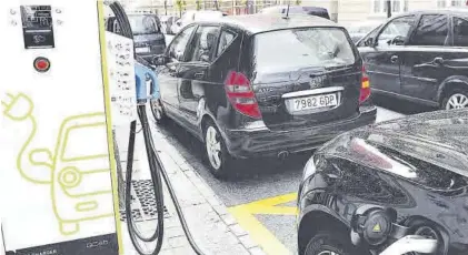  ?? ELPERIÓDIC­O ?? Un coche eléctrico estacionad­o en un punto de recarga.