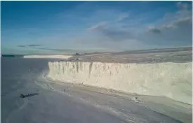  ?? FOTO: PATRICK DEGERMAN ?? Glaciärisa­rna är massiva. Vid halvön som sträcker sig upp mot Sydamerika smälter isen i snabb takt, men kring Rosshavet har det blivit lite kallare.