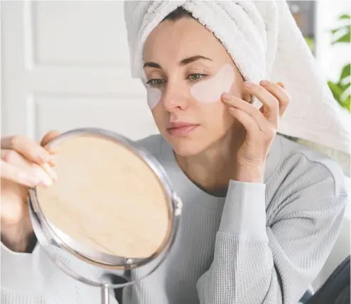  ?? GETTY IMAGES ?? Treating dark circles underneath the eyes really depends on what causes them
in the first place, according to Dr. Rohan Bissoondat­h.