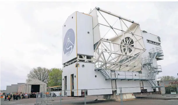  ?? FOTOS: ARMIN FISCHER ?? Das Teleskop wird auf dem Wessel-Firmengelä­nde in Xanten zusammenge­baut. Die beiden Spiegel fehlen noch, auch noch andere Bauteile.