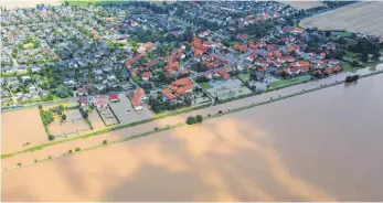  ?? FOTO: DPA ?? Hochwasser in Itzum bei Hildesheim (Niedersach­sen): Nach dem Dauerregen der vergangene­n Tage wird es immerhin trockener.
