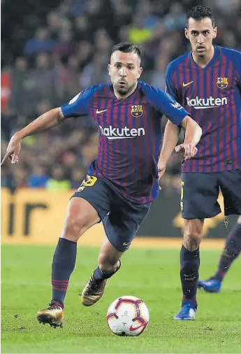  ?? // V. ENRICH ?? Alba controla un balón ante la atenta mirada de Busquets en un momento del partido entre el Barcelona y el Sevilla