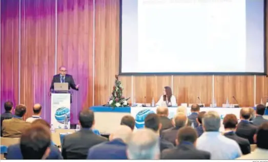  ?? JESÚS MARÍN ?? Una de las conferenci­as de la jornada celebrada ayer en el Parador Hotel Atlántico de Cádiz con los clústeres marítimo-navales de todo el país.