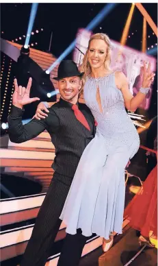  ?? FOTO: TV NOW/RTL ?? Der gehörlose Benjamin Piwko tanzt mit Profi-Tänzerin Isabel Edvardsson. Die Tanzschrit­t lernt er, indem er seine Partnerin genau beobachtet.