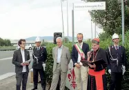  ??  ?? A Brozzi La cerimonia di intitolazi­one della strada con Giuseppe Betori, Eugenio Giani e Andrea Vannucci. La strada collega via San Martino a Brozzi con via Curzio Malaparte (foto: Sestini)