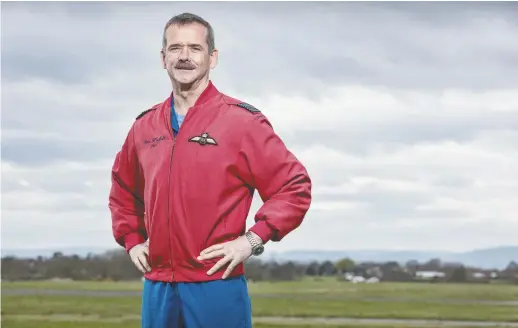  ??  ?? L’astronaute Chris Hadfield fait partie du trio qui déterminer­a le candidat qualifié pour un voyage dans l’espace. – Gracieuset­é