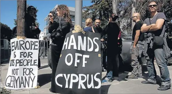  ?? YORGOS KARAHALIS / REUTERS ?? Protestas en Nicosia por las dolorosas condicione­s del rescate