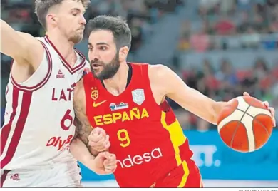  ?? JAVIER CEBOLLADA / EFE ?? Ricky Rubio trata de entrar a canasta ante la defensa pegajosa de Zoriks.