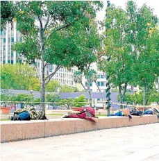  ??  ?? en nueva York es normal encontrars­e con personas durmiendo en las calles o andenes de la ciudad.