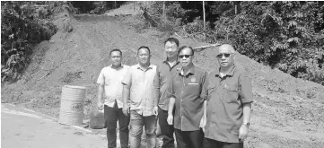  ??  ?? Jamit (second right) is seen at the site of the new access road. From right are Ambrose Abong Bugek – special affairs officer to the Deputy Minister of Rural and Regional Developmen­t,Yong, and Parti Pesaka Bumiputera Bersatu Bukit Goram Service Centre staff Jason Jarraw and Cochan Awie.