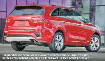  ??  ?? Un grand hayon découvre une ouverture large et un seuil qui n’est pas démesuréme­nt haut, comme c’est le cas avec un Jeep Grand Cherokee.