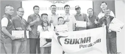  ??  ?? AMIR (lima dari kanan), Hazan (empat dari kiri) bergambar kenangan bersama semua penerima insentif Para Sukma Perak 2018.