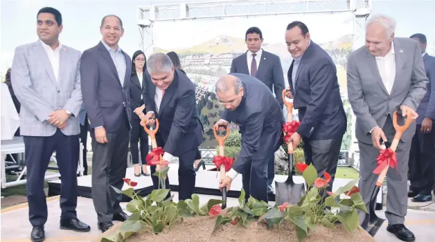  ?? CORTESÍA DE LOS ORGANIZADO­RES ?? Fausto Fernández, Danilo Medina, Franklin Liriano y Gerald Trudeau junto a otros invitados, durante en el primer palazo.