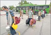  ?? SANCHIT KHANNA/HT PHOTO ?? People arrive at the Old Delhi Railway Station to board Shramik n
Special trains to their home towns.